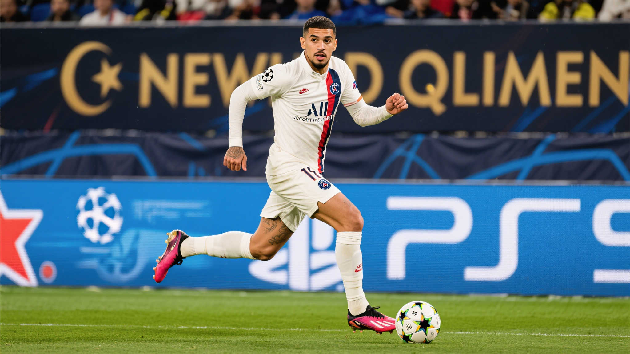 近年来，新月俱乐部凭借雄厚财力，在全球市场上频频出